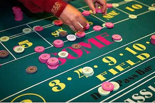 Layar utama aplikasi asian4d menampilkan sportsbook dan slot online dengan warna tema oranye gelap